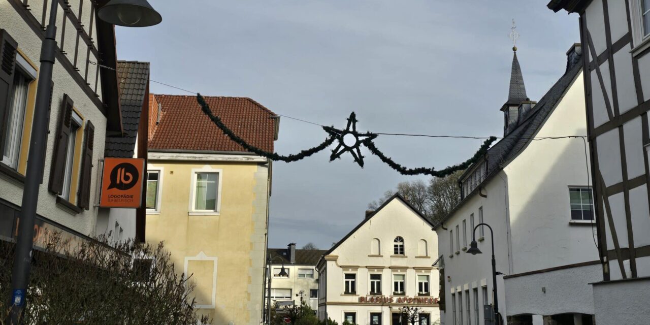 Weihnachtsbeleuchtung hängt