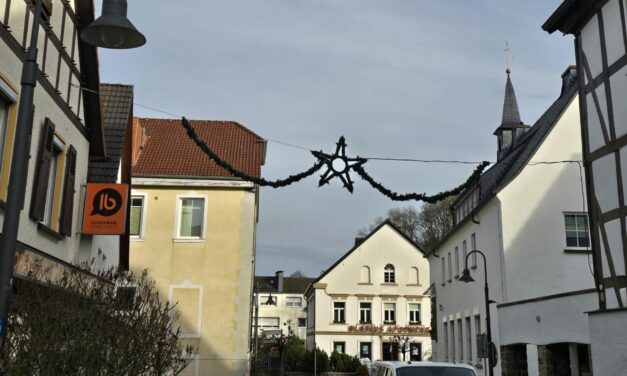 Weihnachtsbeleuchtung hängt