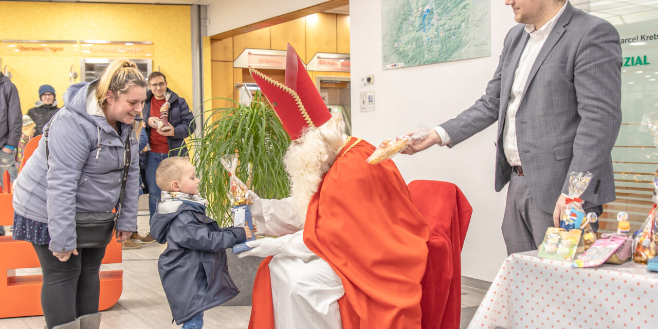 Bischof Nikolaus beglückt viele Kinder in der Balver Sparkasse