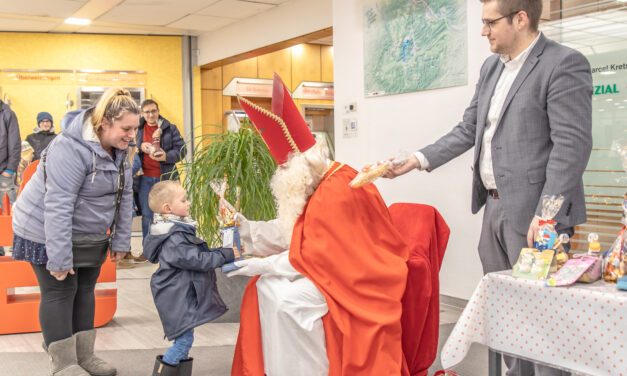 Bischof Nikolaus beglückt viele Kinder in der Balver Sparkasse