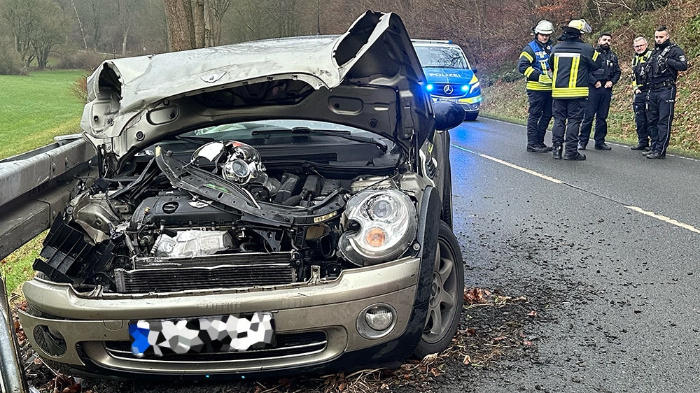 Zwei Verletzte nach Alleinunfall auf der B229