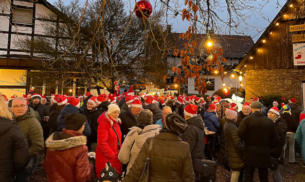 Rote Mützen füllen den Vikar-Freiburg-Platz in Garbeck