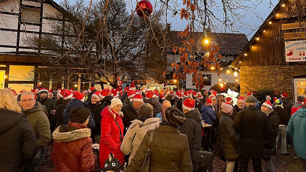 Rote Mützen füllen den Vikar-Freiburg-Platz in Garbeck