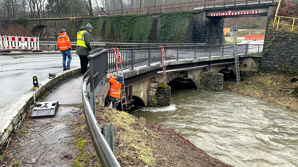 Belastungstest für die Brücke in Sanssouci