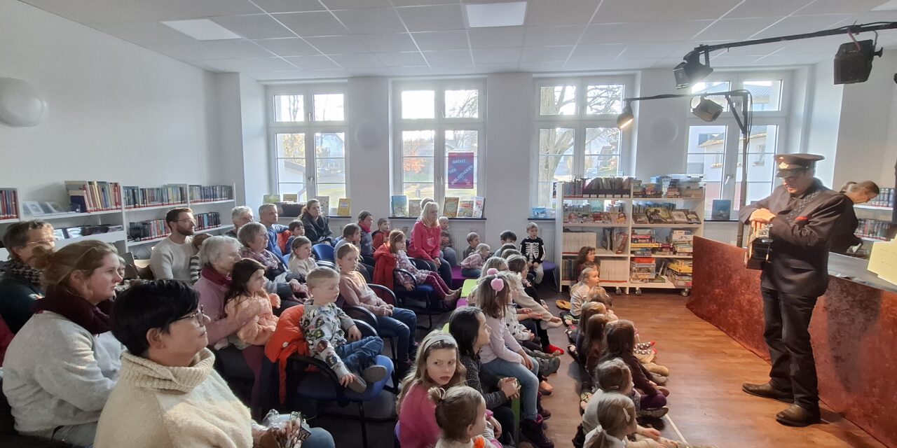 Finn,der Feuerwehrelch sorgt für volle Bücherei