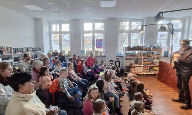 Finn,der Feuerwehrelch sorgt für volle Bücherei