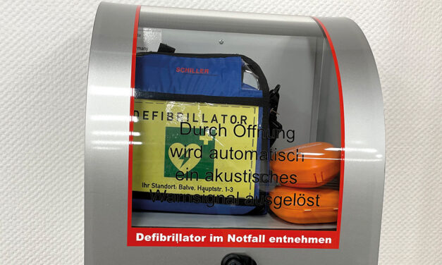 Defibrillator gibt Anweisungen