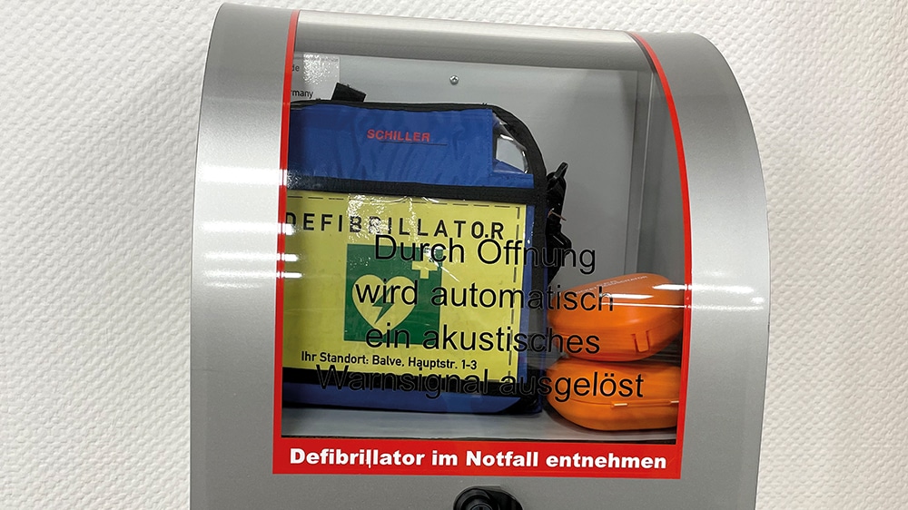 Defibrillator gibt Anweisungen