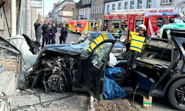 Schwer verletzter Fahrer mit Hubschrauber ausgeflogen