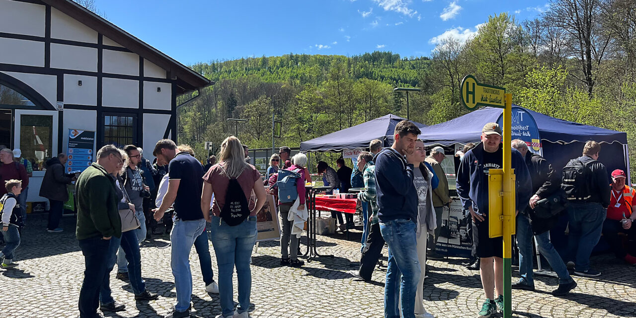Eisenbahnfreunde feiern in Binolen