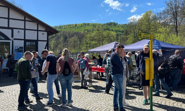 Eisenbahnfreunde feiern in Binolen