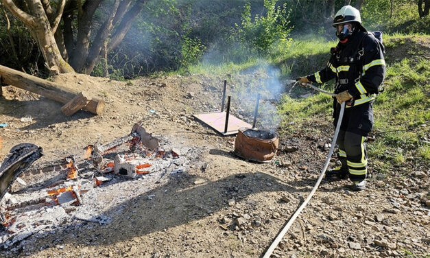 Sofa brannte – Feuerwehr löschte im Dirtpark
