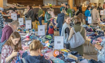 Des Kindes neue Kleider – Trödelmarkt lockte nach Langenholthausen