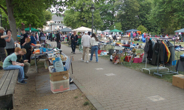 Gut besuchter Flohmarkt startet „Sommer im Park“