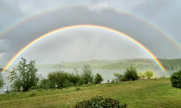 Doppelter Regenbogen spannt sich über Sorpesee
