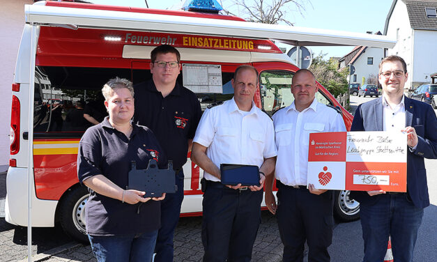 Sparkasse spendet Tablet für den Einsatzwagen