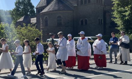 Fronleichnamsprozession in Balve – Glaubensfest bei strahlendem Sonnenschein