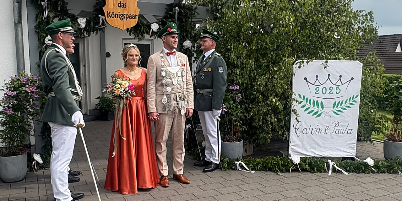 Königspaar präsentiert sich beim ersten Festzug des Jahres