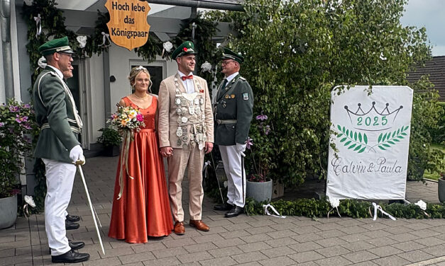 Königspaar präsentiert sich beim ersten Festzug des Jahres