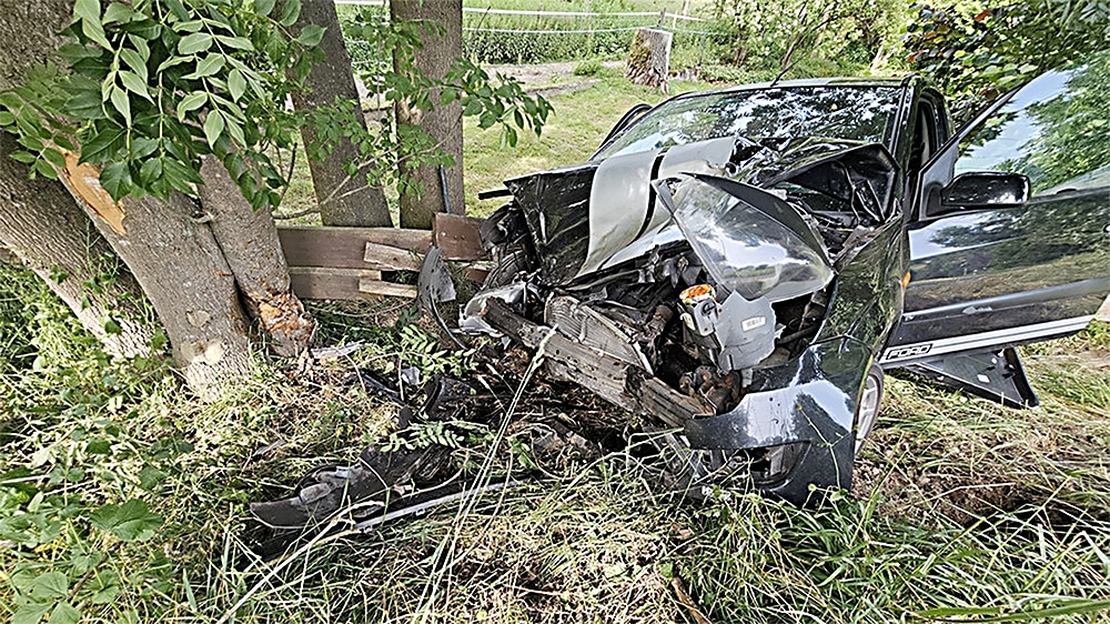 Pkw prallt vor Telefonmast und Baum