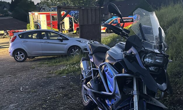 Motorradfahrer wurde nach Hüsten geflogen