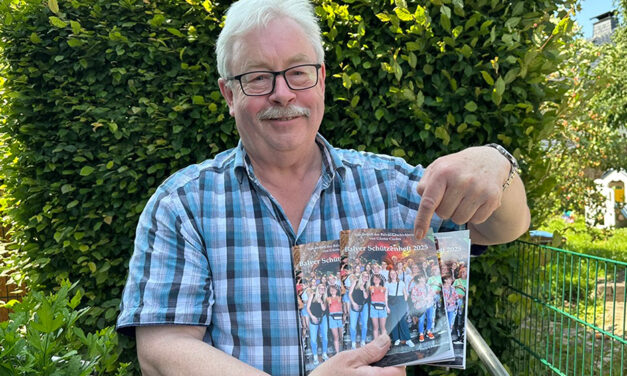 Günter Cordes bringt seit 39 Jahren das Schützenfestheft heraus