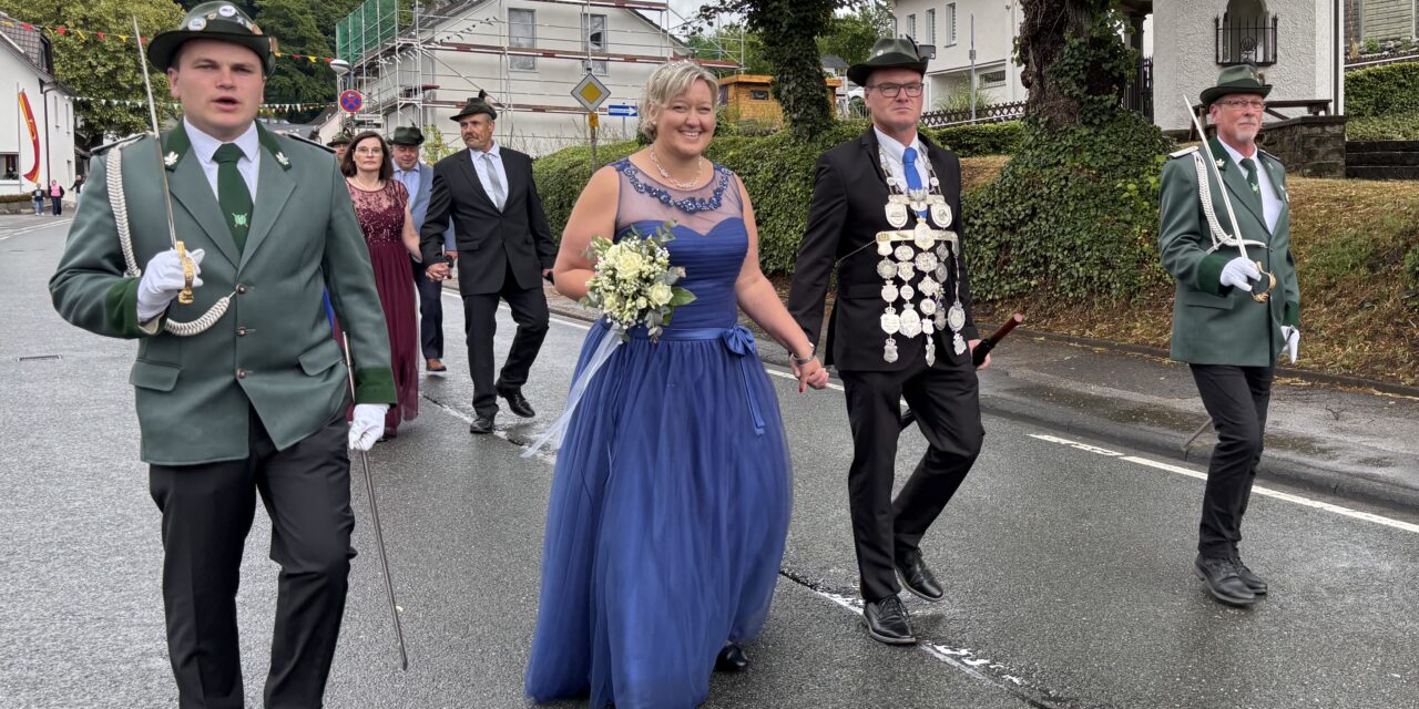 Heino und Sarah Wortmann präsentieren sich glücklich dem Dorf