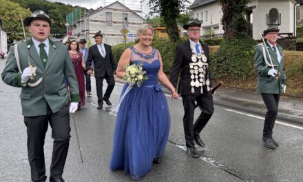 Heino und Sarah Wortmann präsentieren sich glücklich dem Dorf