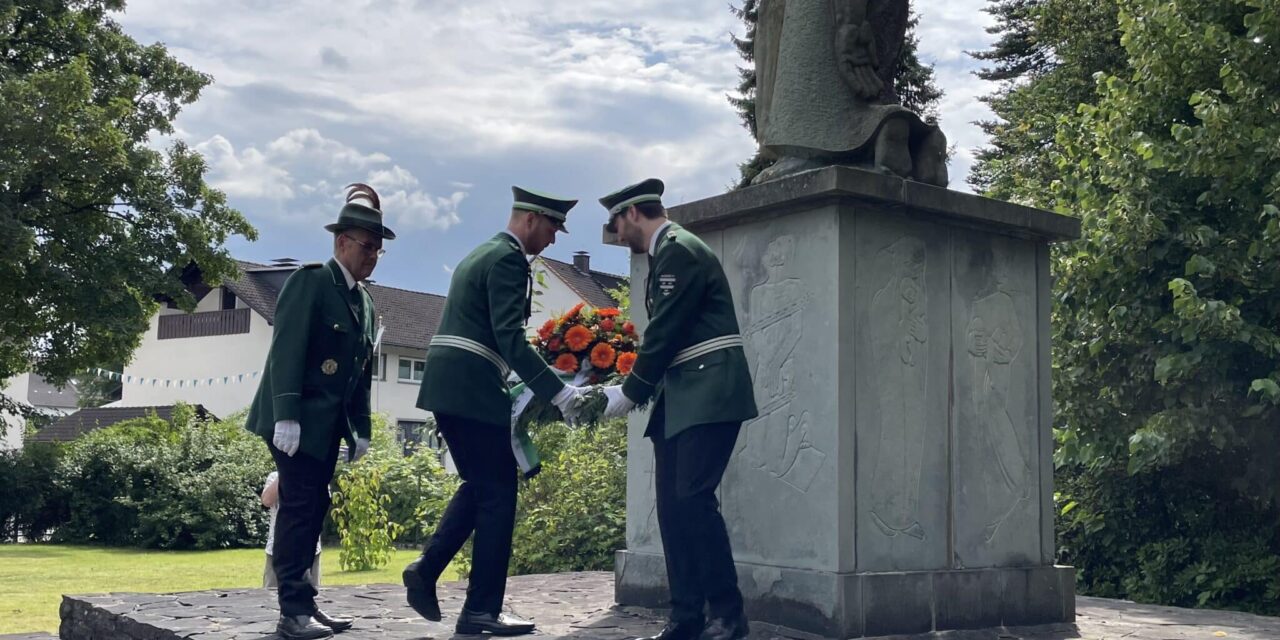 Traditioneller Auftakt mit Marsch und Kranzniederlegung