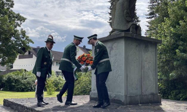 Traditioneller Auftakt mit Marsch und Kranzniederlegung