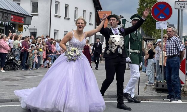 Begeisterte Zuschauer beim Festumzug in Garbeck