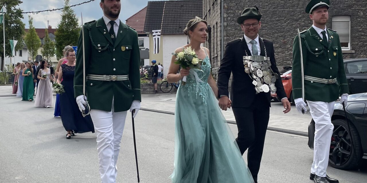 Stefan und Eva Severin präsentieren sich dem Volk