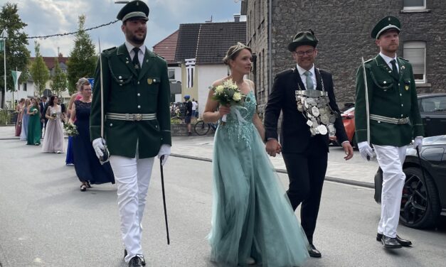 Stefan und Eva Severin präsentieren sich dem Volk