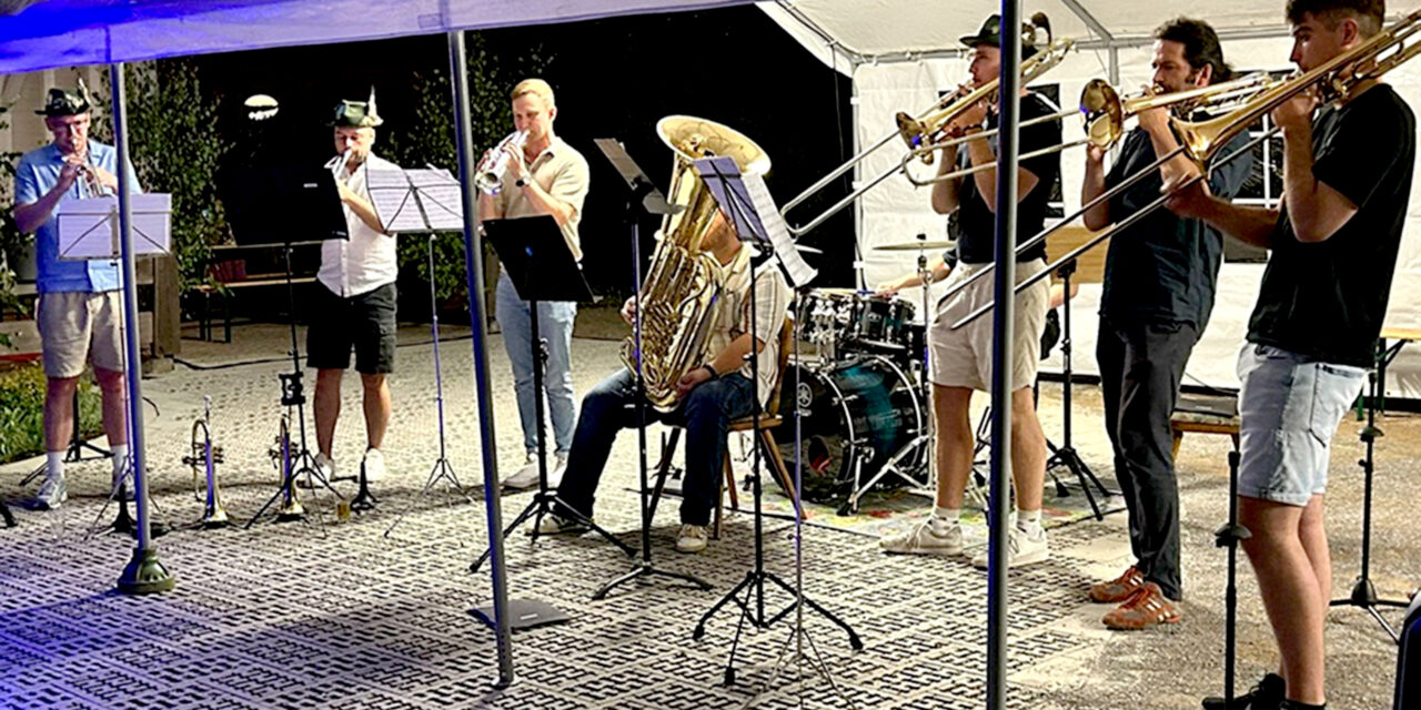 Tolle musikalische Einstimmung des Musikvereins