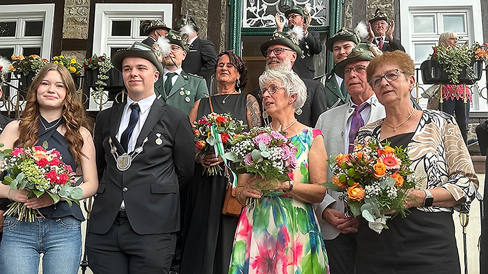 Schützenbrüder jubelten den Königspaaren zu