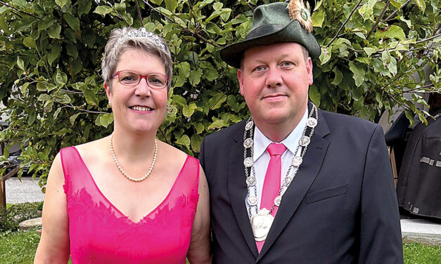 Markus und Michaela Baumeister zeigen sich im Festzug dem Volke