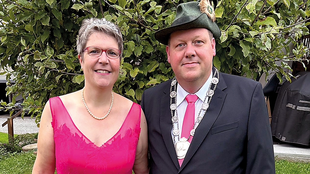 Markus und Michaela Baumeister zeigen sich im Festzug dem Volke
