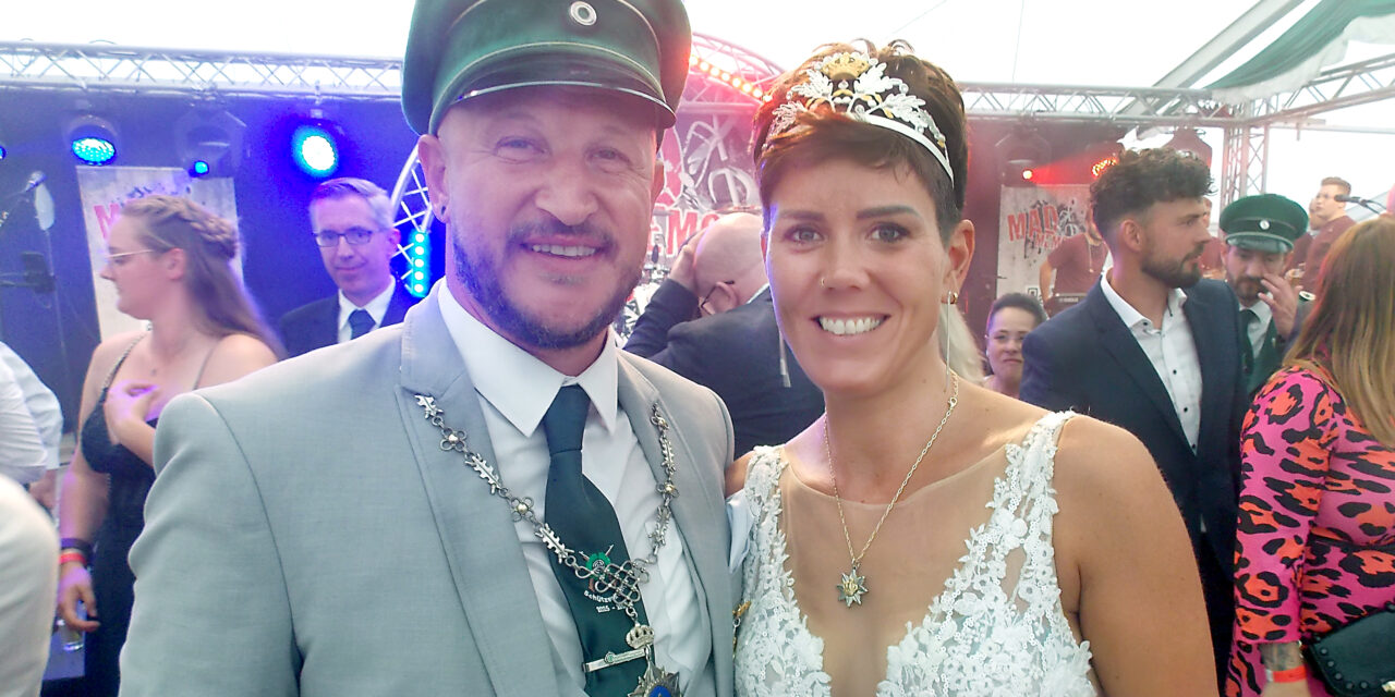 Neues Königspaar stellt sich im Festzug vor