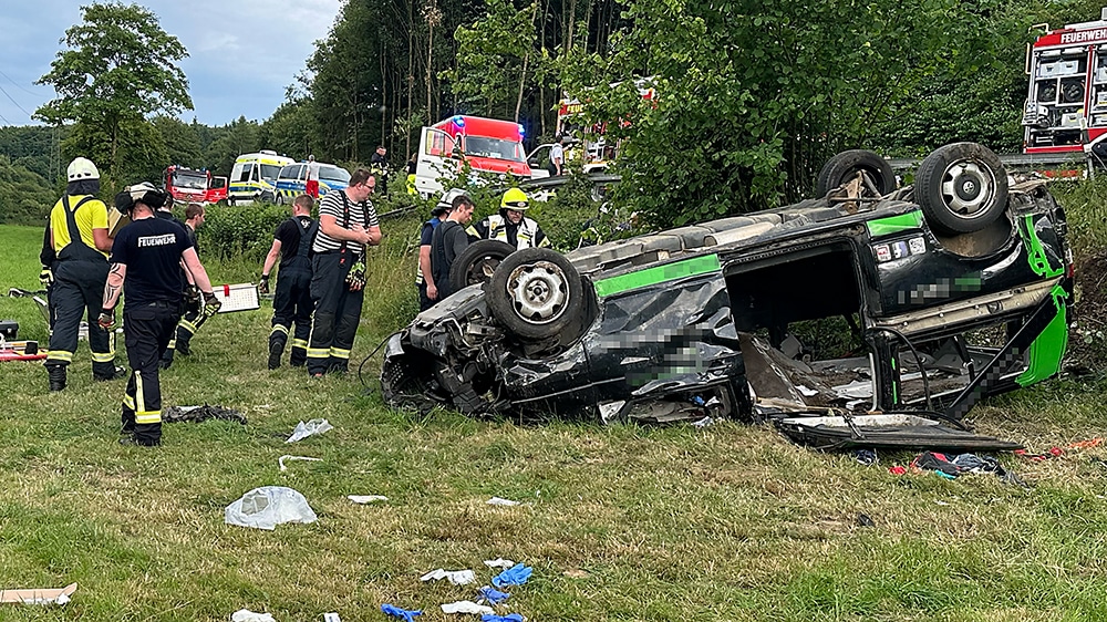 Zwei Schwerstverletzte im Kleinlieferwagen eingeklemmt
