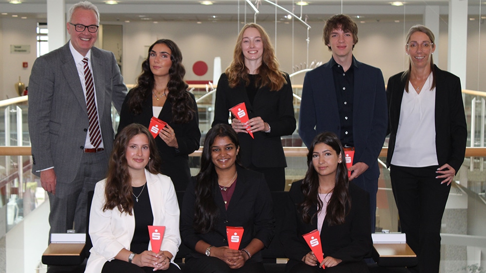 Neuer Jahrgang startet Ausbildung bei der Sparkasse