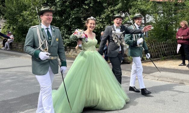 Jonas Kolossa und Lena Brune lassen sich in Mellen bejubeln