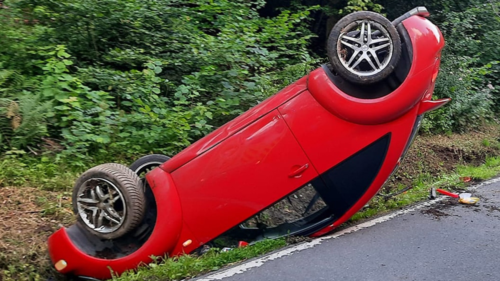Beetle überschlug sich und blieb auf dem Dach liegen