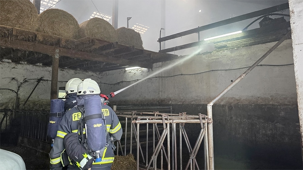 Feuer breitete sich auf Strohboden aus