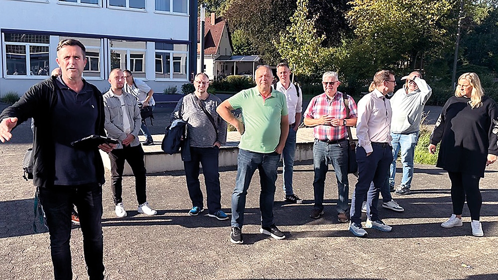 Ausschussmitglieder lassen sich informieren