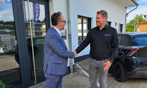 Landtagsabgeordneter macht Kurzpraktikum bei IT-Unternehmen