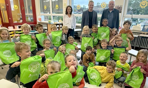 Turnbeutel und Trinkflaschen für die neuen Schüler