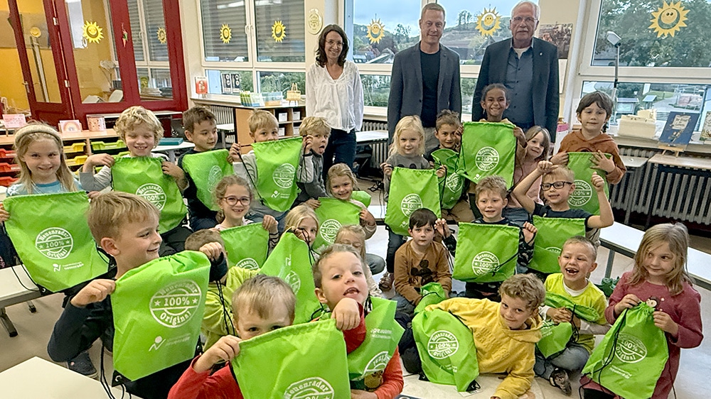 Turnbeutel und Trinkflaschen für die neuen Schüler