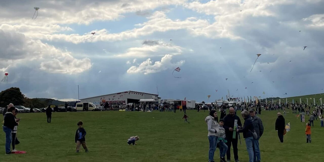 Buntes Drachenmeer über dem Flugplatz