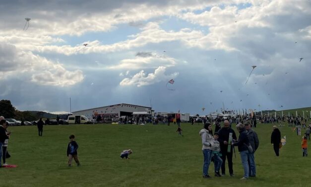 Buntes Drachenmeer über dem Flugplatz