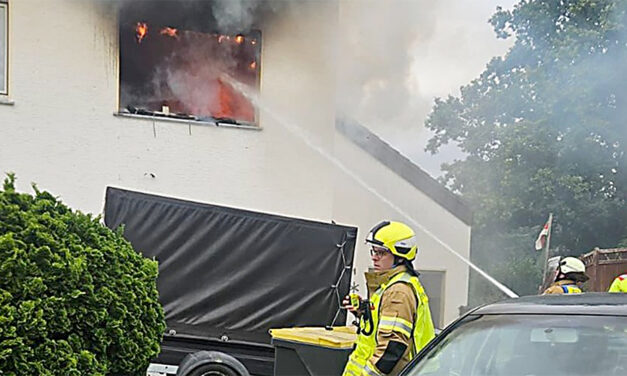 Zimmerbrand in einem Mehrfamilienhaus